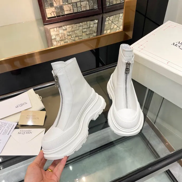 👟👟Ex-factory price 620👟👟 Men +10 🔥4050 McQueen’s new popular women’s boots and couple shoes🔥 Original 1:1 replica, the highest version! AIexanderMcQUEEN✅ products have been certified, endorsed by many celebrities such as Guli Nazha, Wu Lei, and Internet celebrity bloggers, and have fashion models on the T stage of Milan Fashion Week! Front zipper design, easy to wear, 6 cm heel height, comfortable to wear and heighten your legs, fabric: top grain calfskin/ lining: imported sheepskin feet: imported sheepskin, women's size 35-40 (40 must be customized). Men's size 39-45 (45 must be customized). Color: black/white, all black, off-white. Packaging: Matching counter packaging certificate pure cotton bag.